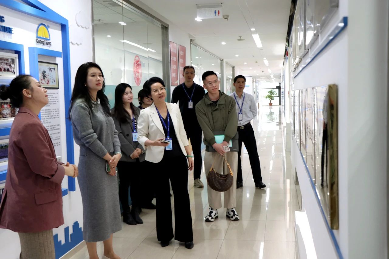 东莞市城市更新协会领导一行莅临龙8头号玩家集团参观交流