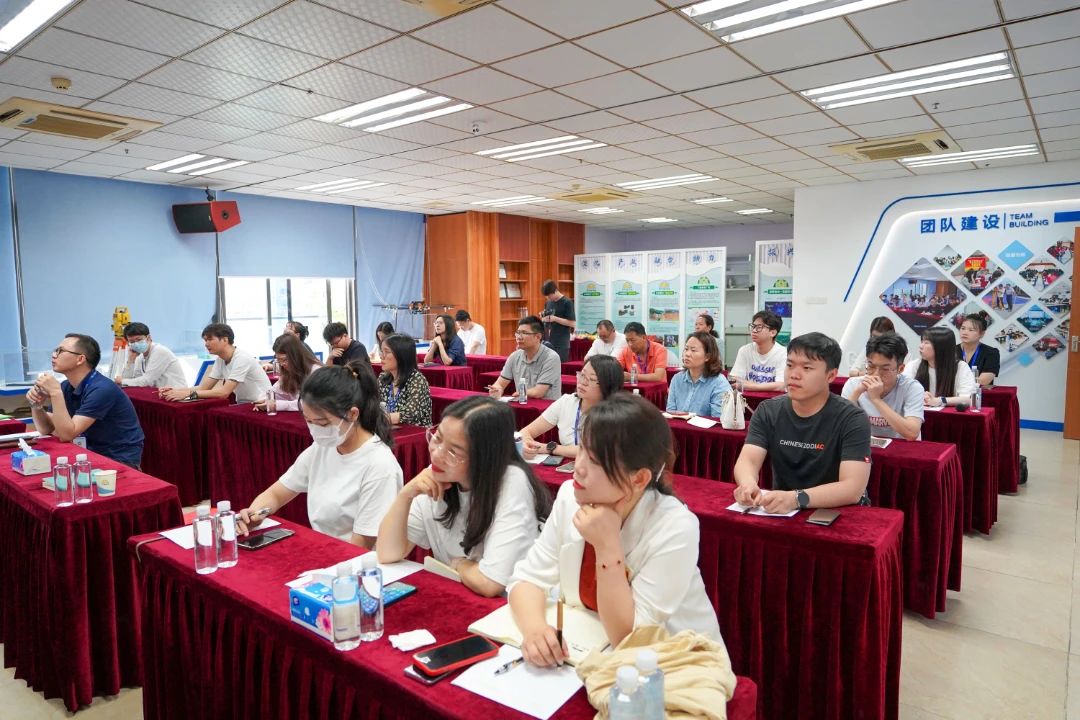 龙8头号玩家集团引领AI风潮，全员学习共创发展