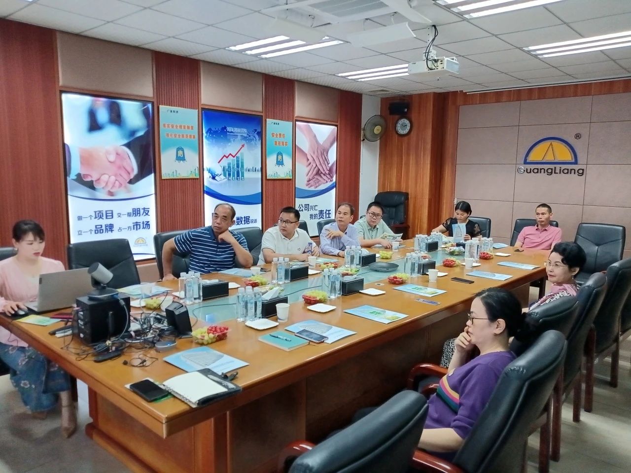 高州市根子镇政府党委及商会领导一行莅临龙8头号玩家集团交流座谈共谋发展