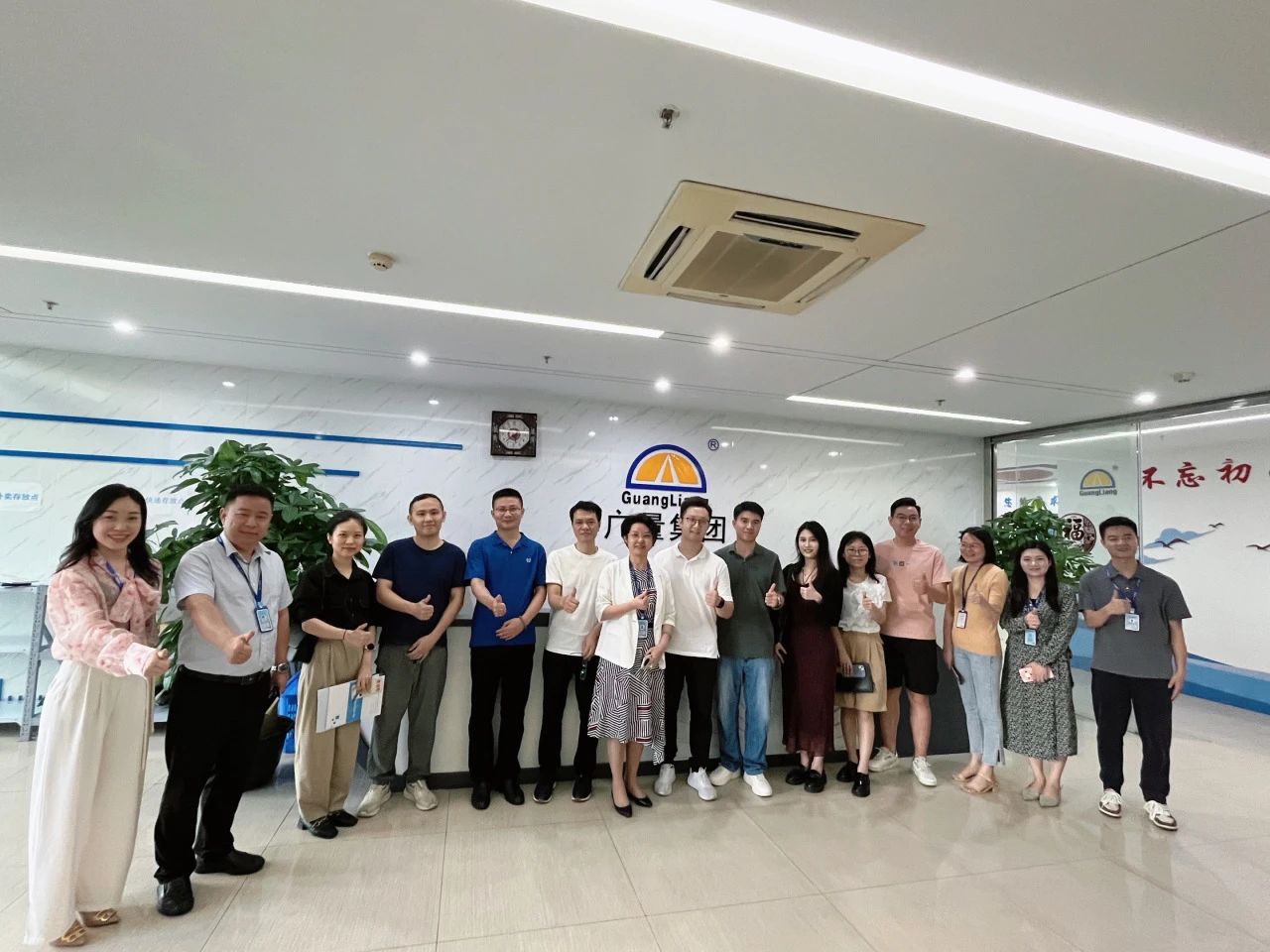 东莞南城城市更新中心携企业考察团莅临龙8头号玩家集团参观交流