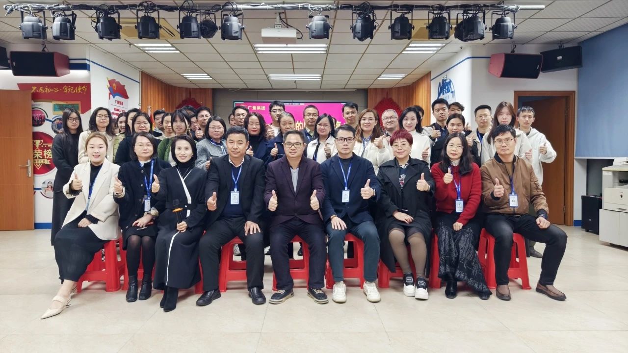 龙8头号玩家商学院丨《DeepSeek与AI应用》专题培训会：我们要成为改变的发起者